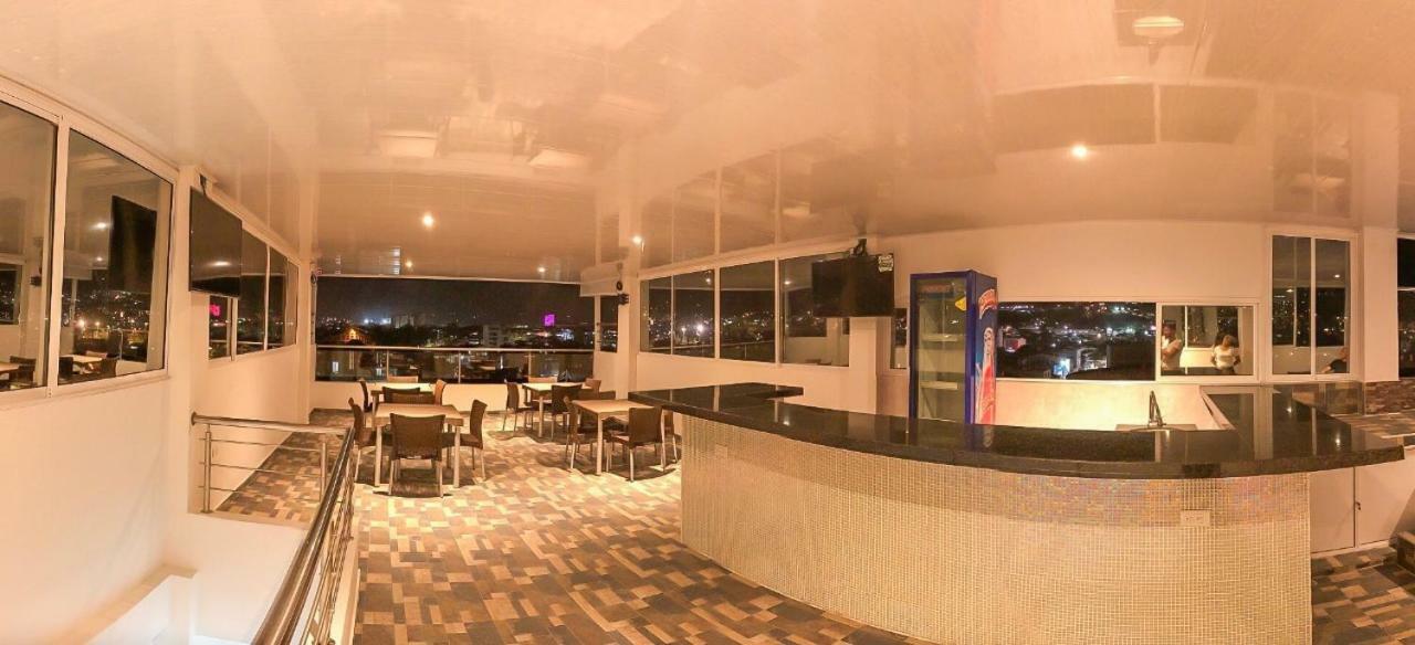 Hotel Giron Plaza Ngoại thất bức ảnh